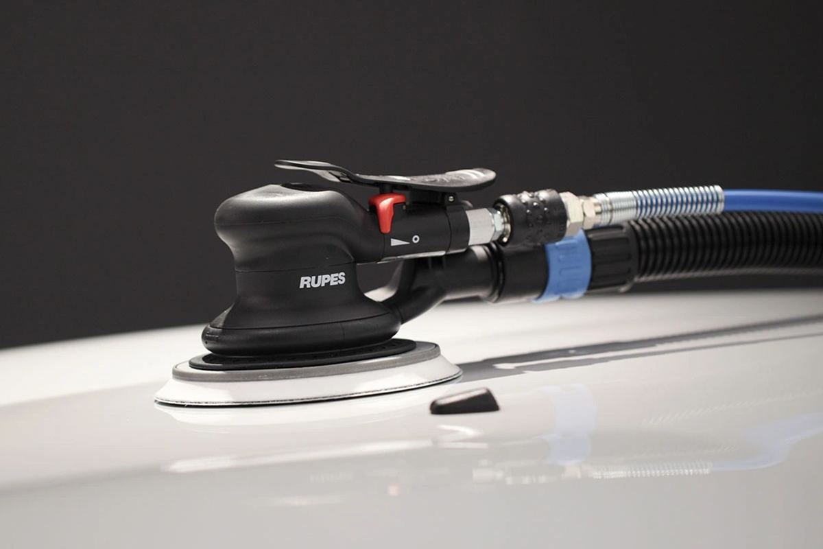 Pneumatic random orbital sander used for wet sanding